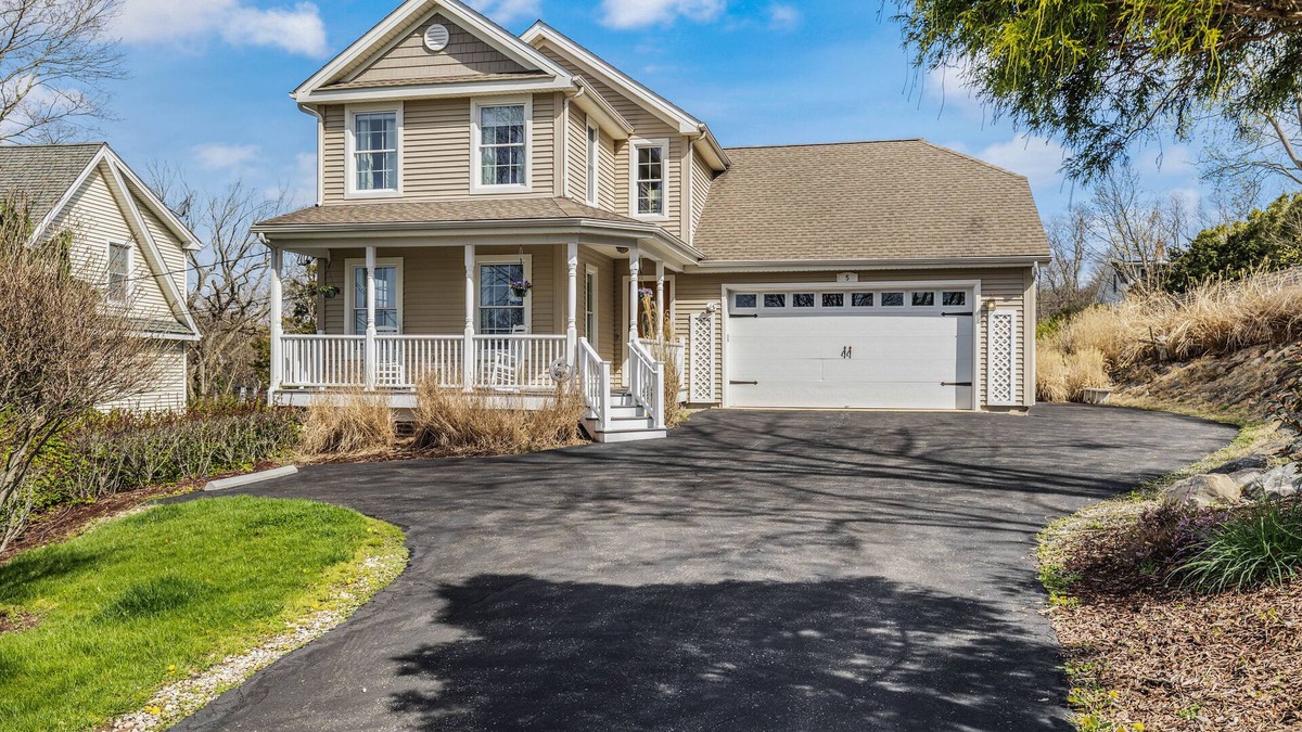 Mystic - New London House | Sweet Mystic Retreat