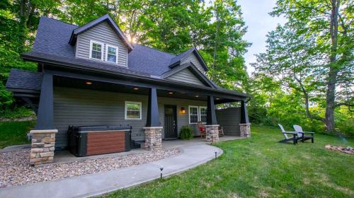 Sugarcreek House | Sweet Private Cabin with Jacuzzi and Fire Pit in Ohio