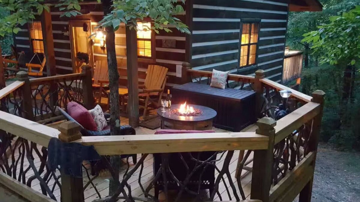 Cleveland Cabin | Sweet Retreat Cabin - Fiber Optic Wi-Fi, Hot tub, Pool table and more.