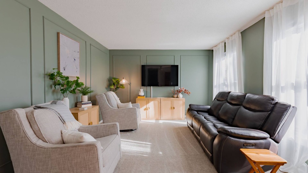 Midland House | Sweet Retreat W/2 King Rooms - Pet & Family Friendly! Fenced in yard