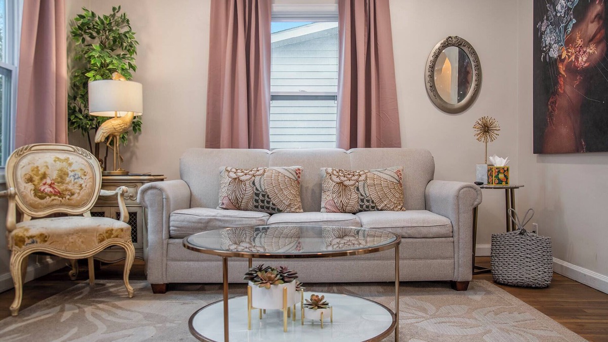 Benson House | Sweet Rose Cottage, w/Hot tub - Romantic Getaway!