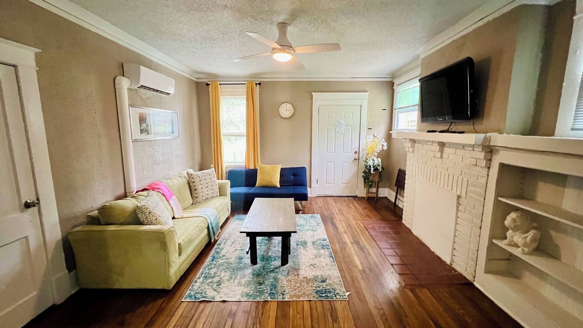 Vollintine-Evergreen House | Sweet Stay- Charming two bedroom Townhouse in Midtown Memphis.