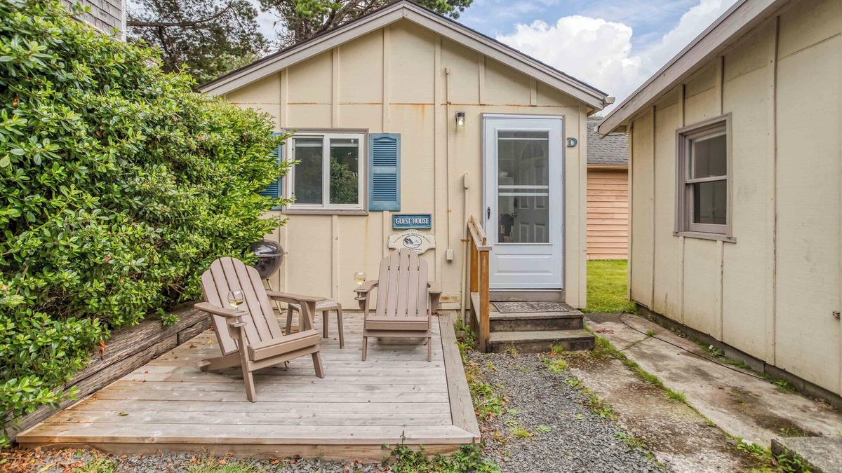 Downtown Cannon Beach Apartment | Sweet Studio Cottage with Deck close to Beach and Downtown