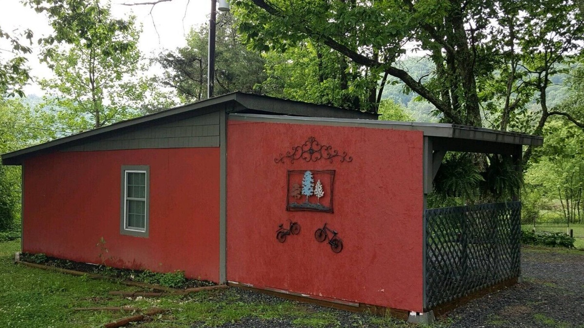 Penrose House | Sweet Suite 3 minutes to Dupont State Forest! Take a hike or bring your Bike!