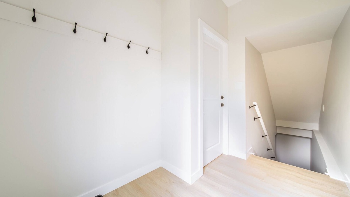 Jasper Place House | Sweet Tropical BSMT suite ~ King Bed | WIFI parking