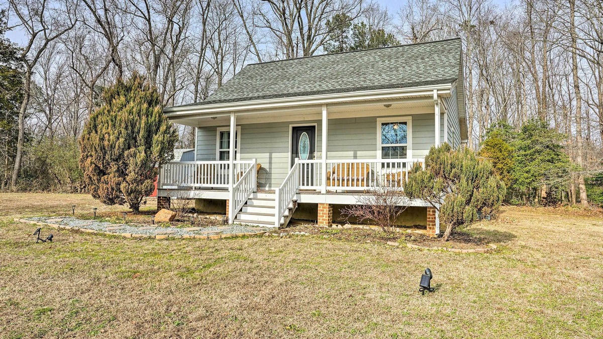 Loretto Cottage | Sweet Vacation Cottage w/Deck & Grill!