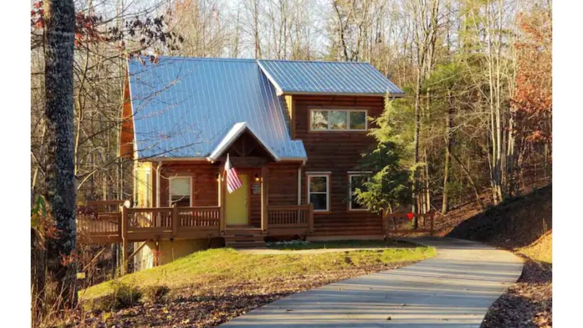Boomer Cabin | Sweet Water Lodge -Beautiful Cabin in NC Mountains