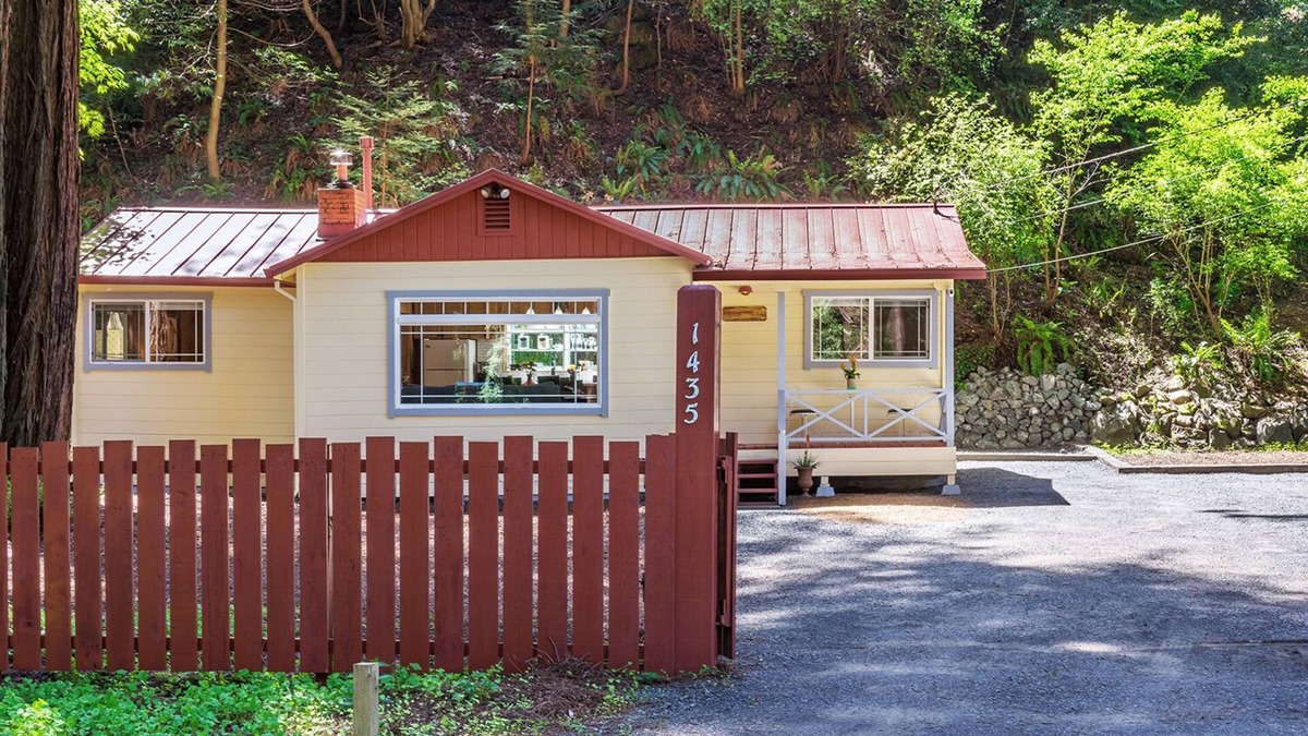 Cazadero House | Sweetest Cabin under the Redwoods! Hot Tub, Fire Pit, Austin Creek!