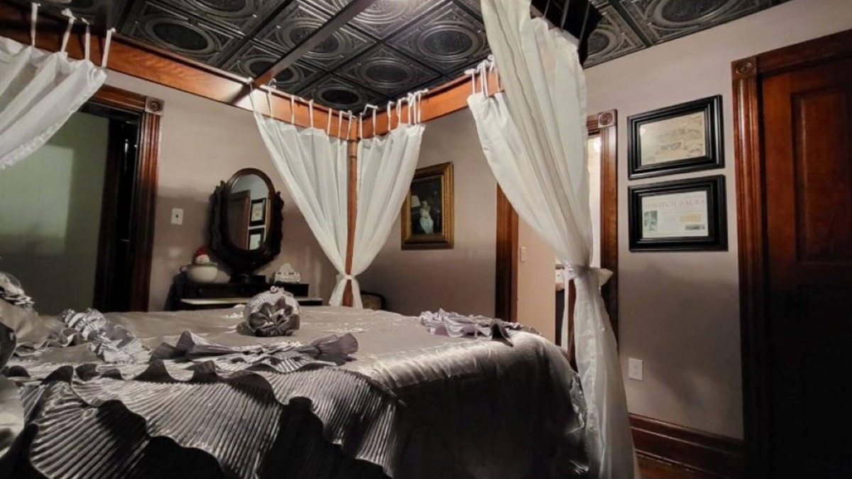 Ashfield Bed & Breakfast | SWICHBACK TRAIL SUITE AT TRAILS END B&B