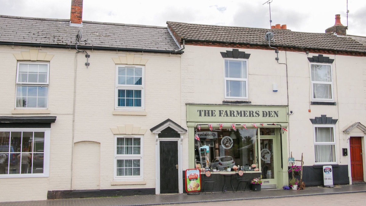 Kidderminster Cottage | SWIFTS NEST, romantic, with a garden in Cookley