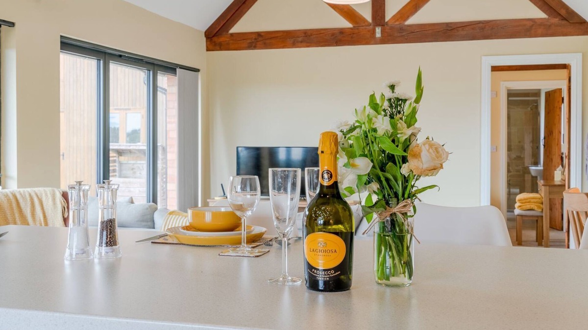 Bidford-on-Avon Cottage | Swifts Retreat at Oosland Barns - sleeps 2 guests in 1 bedroom