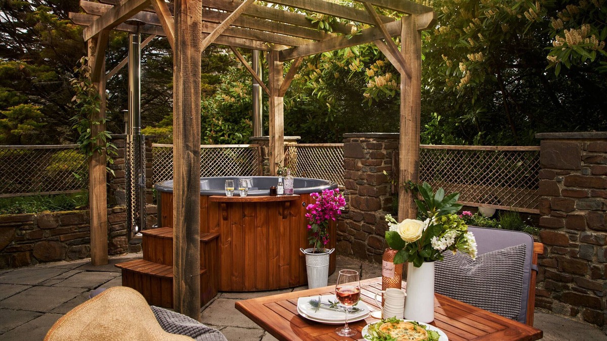 Heligan Apartment | Swifts Return - Bolthole with hot tub, pool and sauna