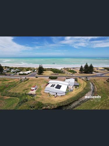 MacDonnell House | Swim at your front door