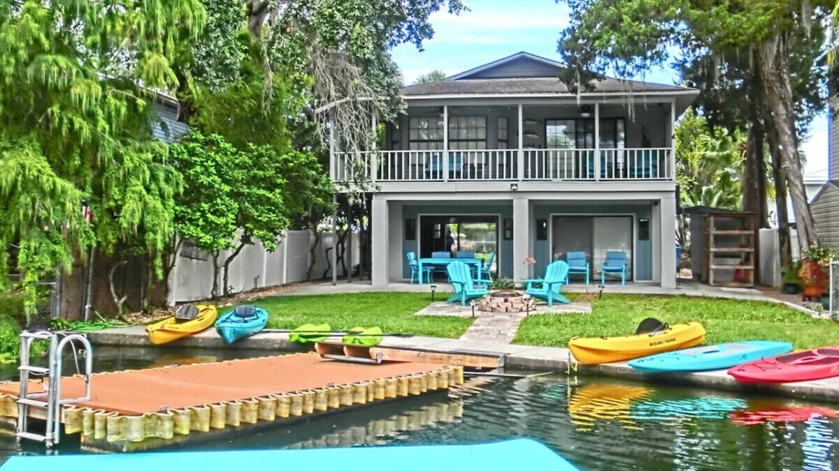 Weeki Wachee Gardens House | Swim Mat, Kayaks, Fire Pit! PET FRIENDLY - Paddlers Cove - Weeki Wachee River