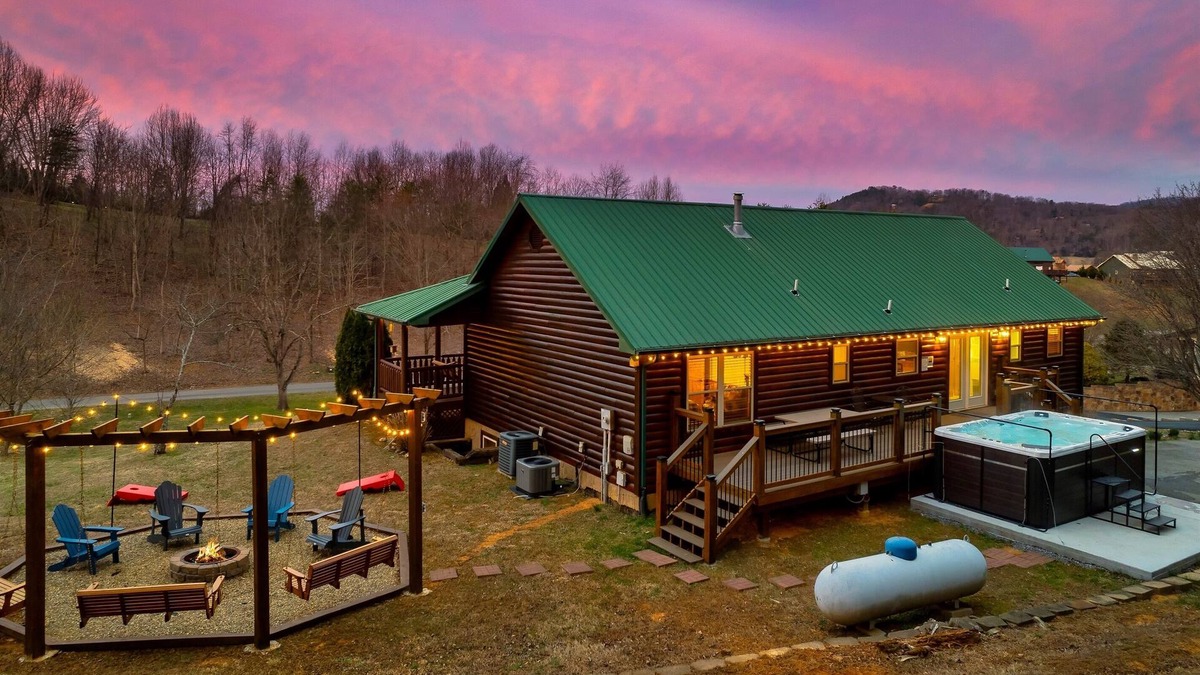 Gatlinburg - Pigeon Forge Cabin | Swim Spa| Fire Pit| Dogs| 3 King Bed| Spacious