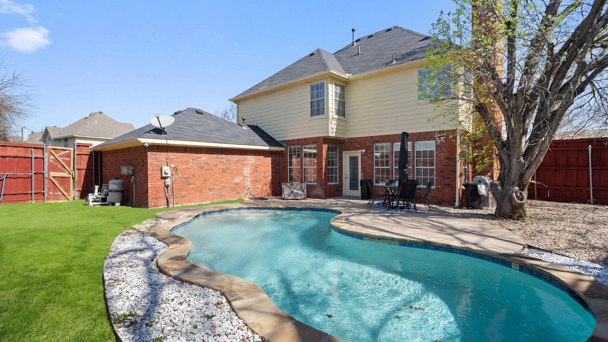 Grand Prairie House | Swimming Pool! 4 Bedroom/2 Living Room/Garage/Washer & Dryer/Family Fun!