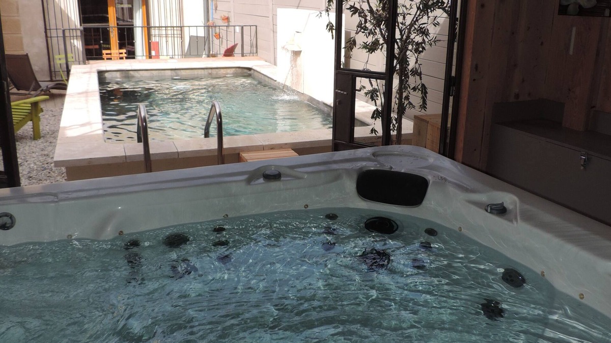 Aubignan Cottage | SWIMMING POOL and JACUZZI Gîte "Les chênes blancs" in PROVENCE