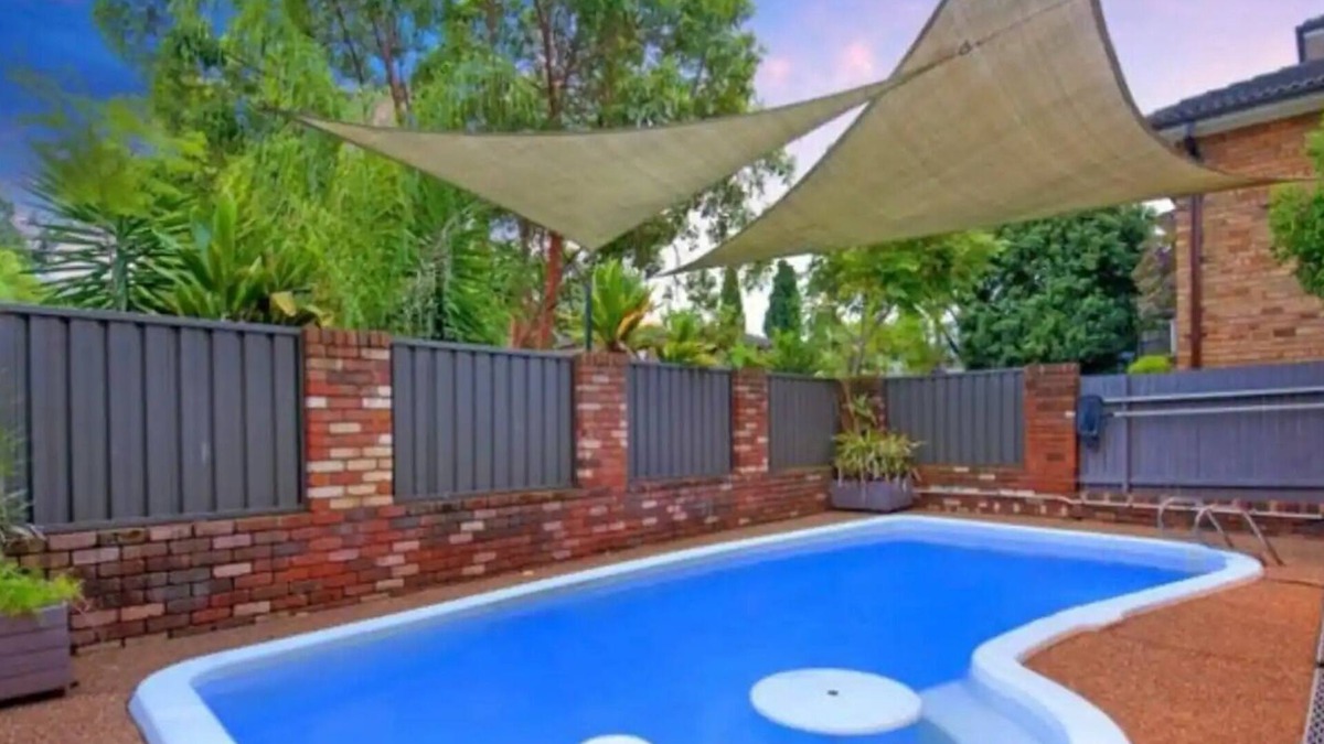 Kings Langley Apartment | Swimming pool - Sleeps 8