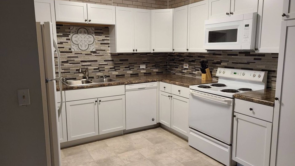 Medicine Lodge Bed & Breakfast | SwinHousing - Main Street Suite, Sleeps 8