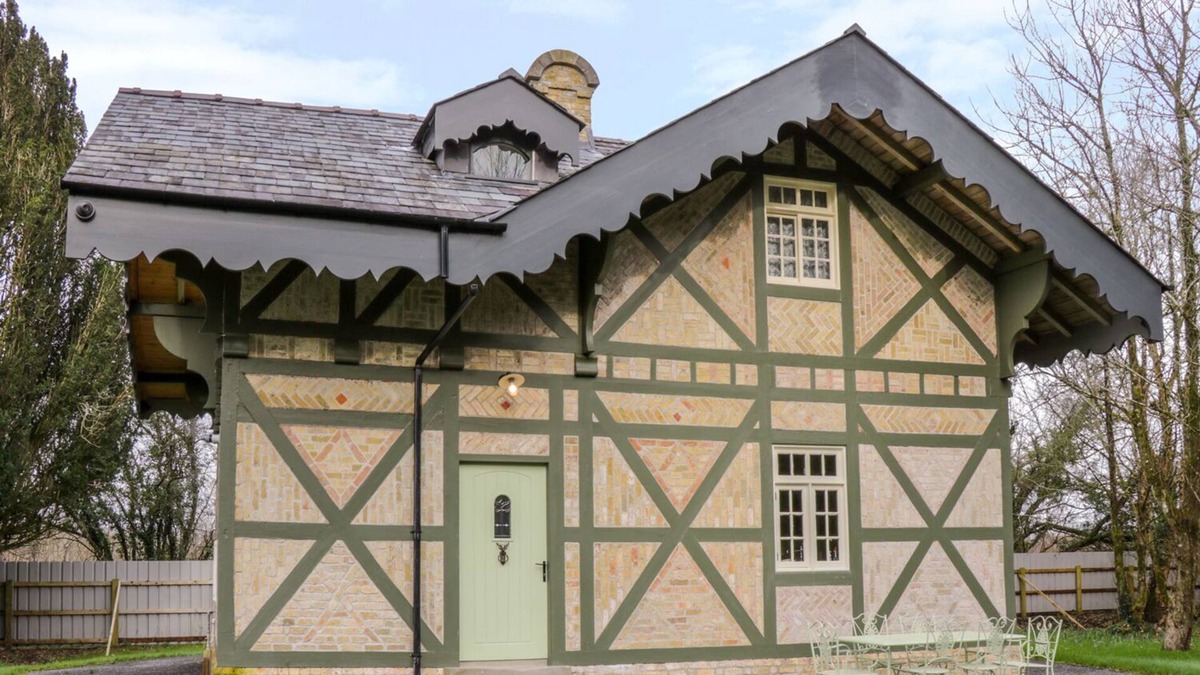 Mohill Cottage | SWISS COTTAGE, character holiday cottage in Mohill, County Leitrim