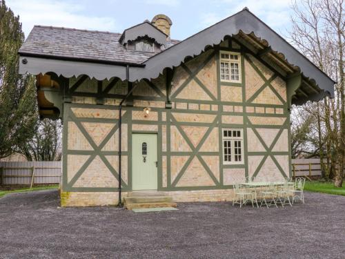 Mohill House | Swiss Cottage