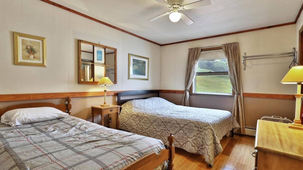 Pittsfield Hotel | Swiss Farm Inn - RM7 "Great Eastern" Queen Bed & Twin Bed