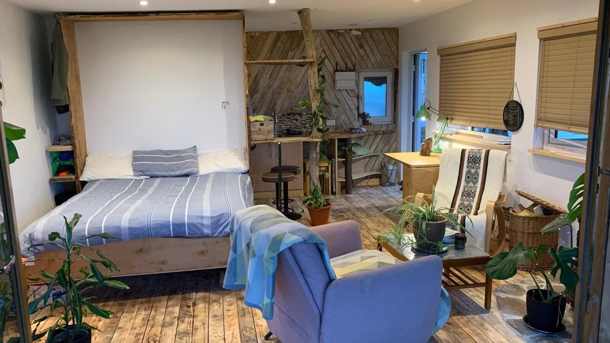Llanelli Apartment | Swiss valley retreat cabin , hot tub and therapies
