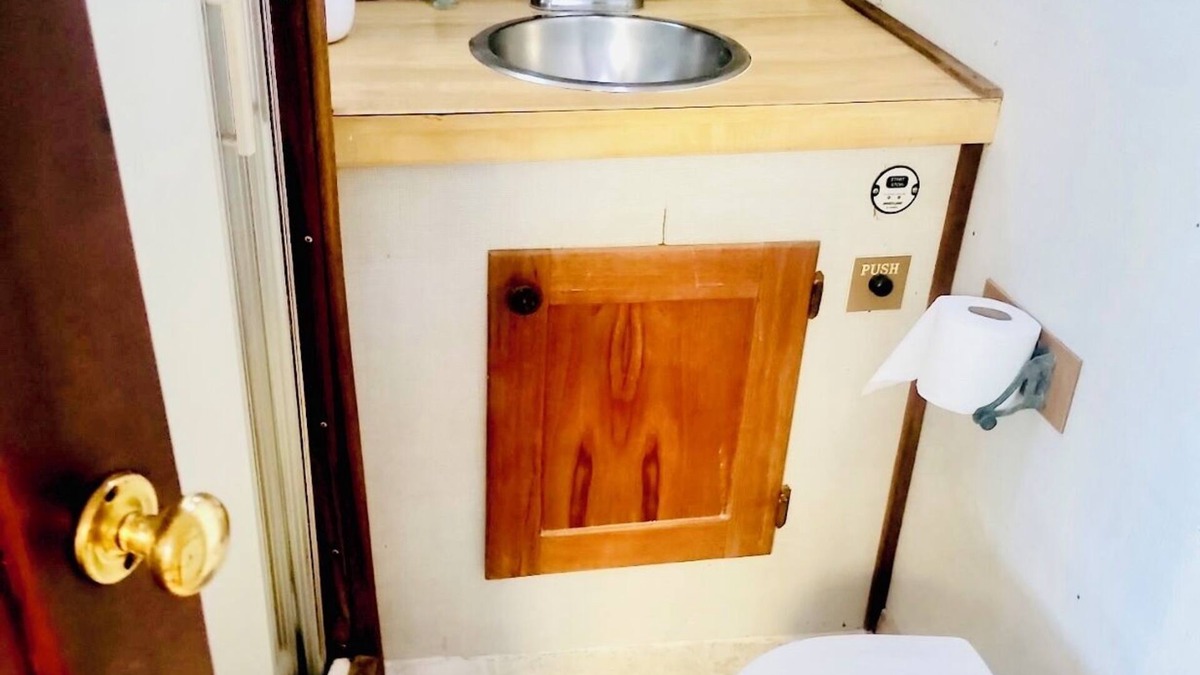 Whitney Beach Boat Rental | Swivel On Anchor
