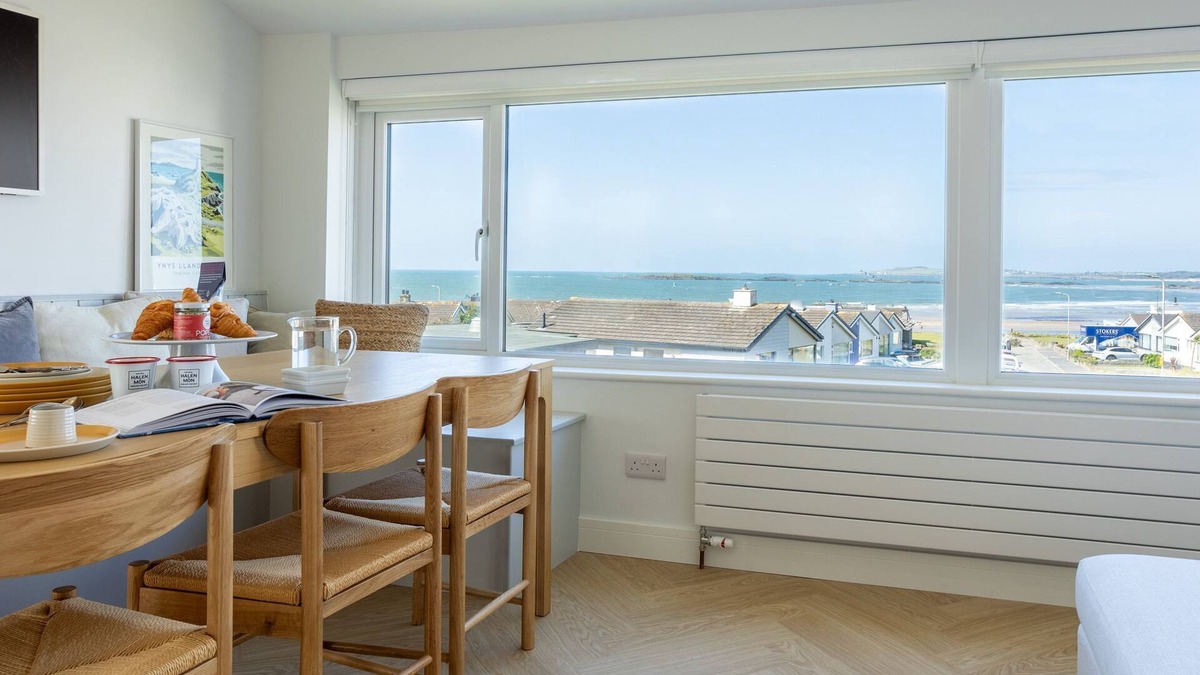 Rhosneigr House | Swn Y Bae - Family-Friendly Sea View Holiday Home