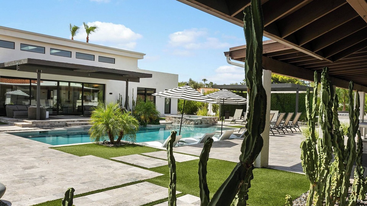 Equestrian Manor House | SWSS Modern Compound: Guests Love It! Private Pool Hot Tub Putting Green
