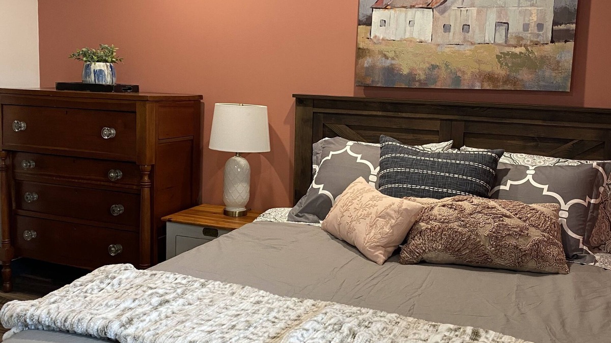 Lewistown Apartment | Sycamore Acres 306 Comfortable 1 bedroom suite with full kitchen and living area