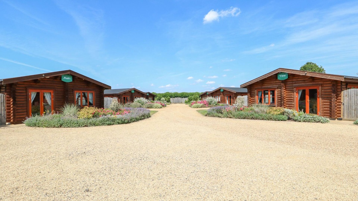 Castle Bytham Cottage | SYCAMORE LODGE, family friendly, with pool in Greetham, Rutland