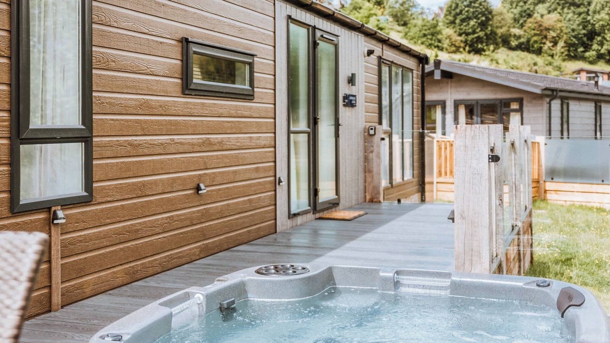 Bridgnorth Ski Chalet | Sycamore Lodge VIP Hot Tub and Pet Friendly