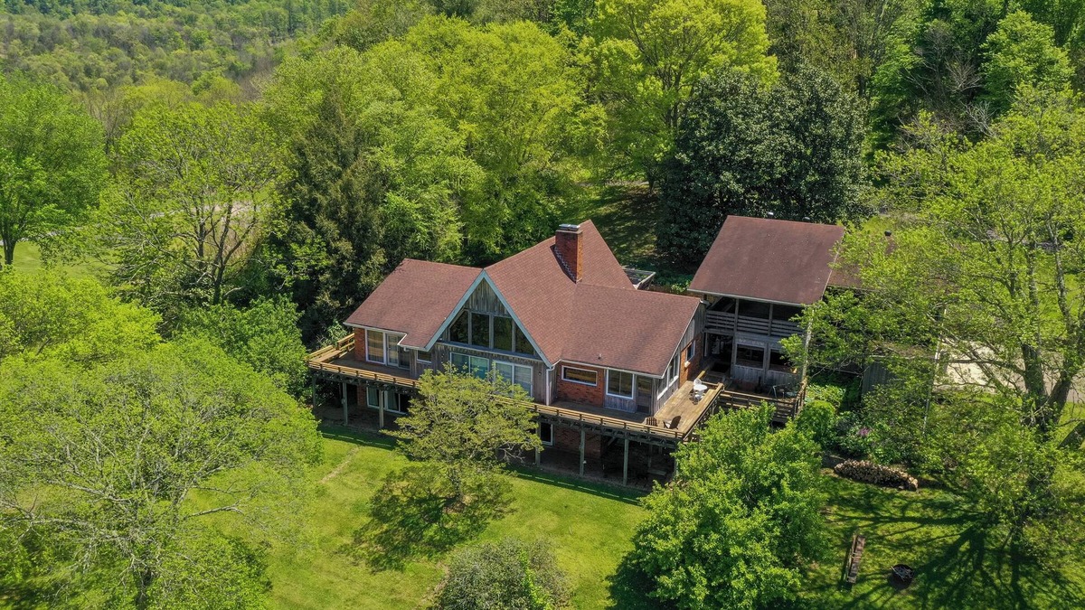 Bethpage House | Sycamore Springs county Charming Chalet, Bethpage