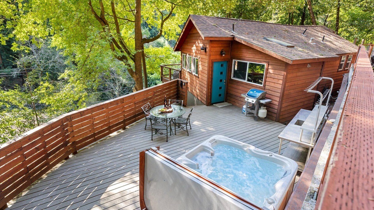 Guerneville Cabin | Sydney's Retreat: Stylish & Enchanting! Chill Treetop Paradise! HtTb/Pup/WiFi