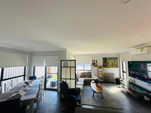 Austral House | Sydney Stay - 5 Bedroom with AC, Study and TVs