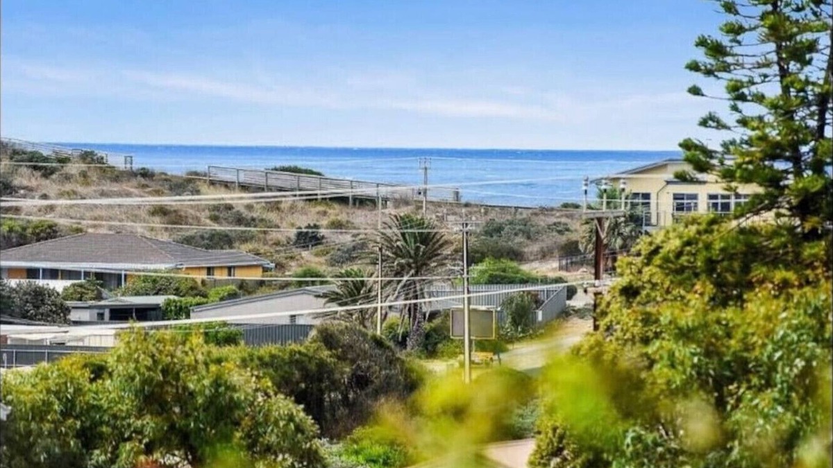Goolwa Beach House | Syd’s Place - A 70s retro beach house, Free WIFI