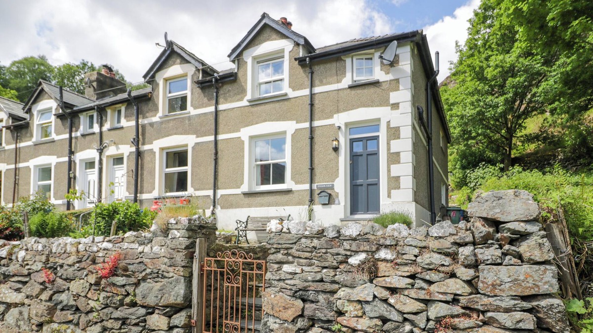 Beddgelert Cottage | SYGUN VIEW, pet friendly, with open fire in Beddgelert