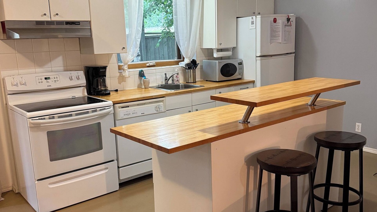 Sylvan Lake Cottage | Sylvan Lake - 2 Bedroom Walk-Out Suite - sleeps 4
