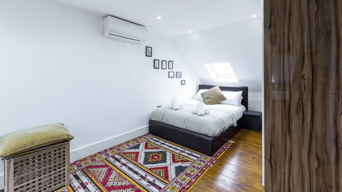 Valentines Apartment | Symphony of Style | Pvt Courtyard | 6 Bed | Ilford