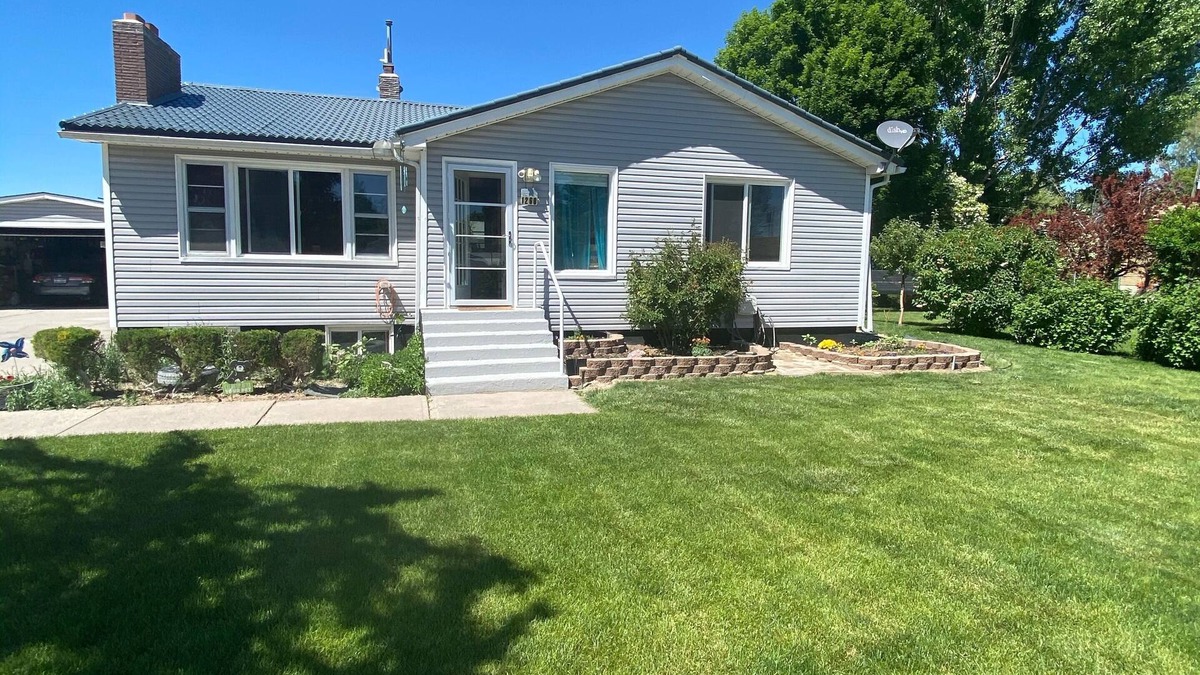 Pocatello House | Synchrodestiny 1 is joyful with a beautiful Mountain View from front yard