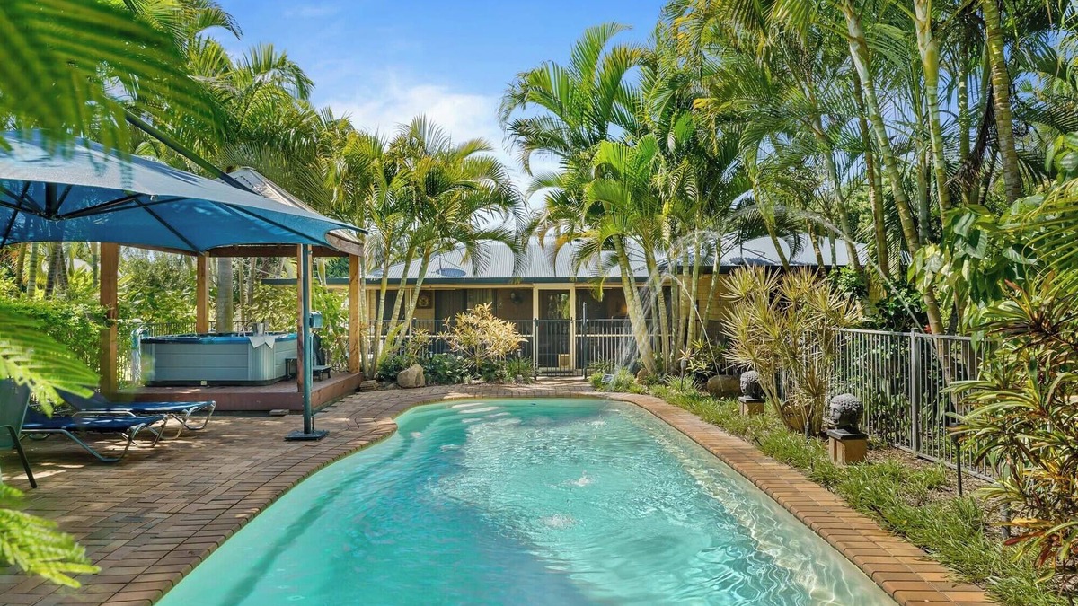 Craignish Bed & Breakfast | Synergy Beachside Nudist Retreat QB/Hot tub Heated pool private gardens