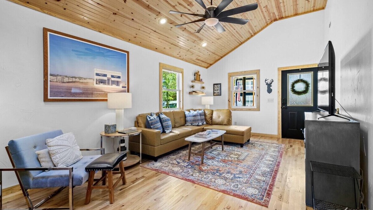 Downtown House | TᕼE ᗰᗩIᑎ ᒪOᗪGE- Modern comfort by TRAILS & MUSEUM located on quiet street