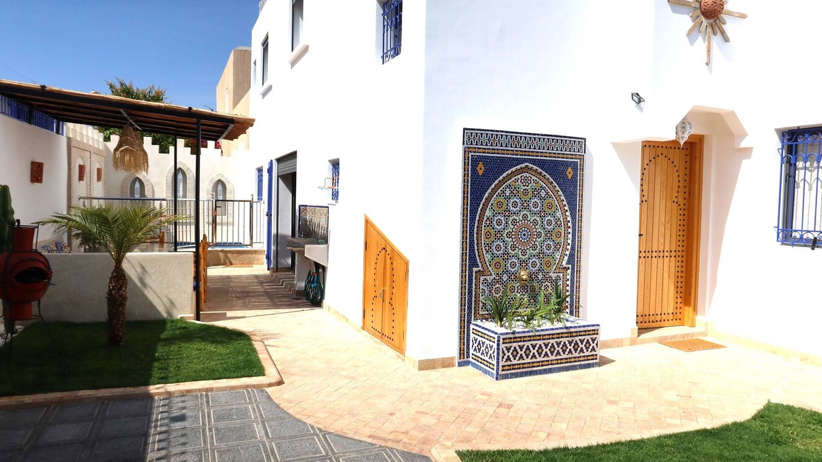 Dakhla Villa | T B Blue villa with garden, family pool, solarium. 5mn from the beach.