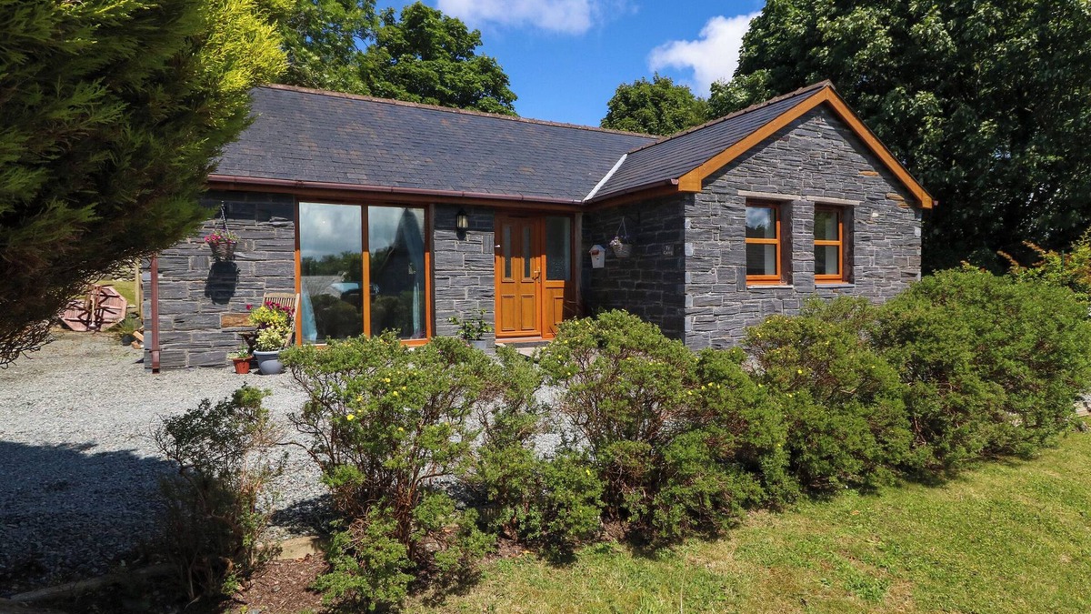 Llanddaniel Fab Cottage | T? GAREG, pet friendly, character holiday cottage in Gaerwen