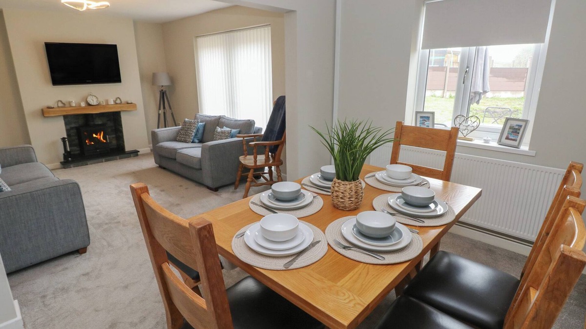 Margam Cottage | T?&NBSP;DRWS NESAF, pet friendly, with open fire in Cwmllynfell