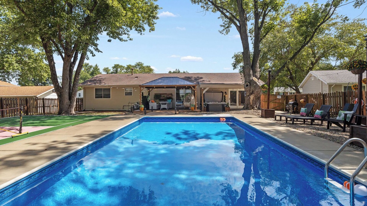 St. Peters House | T's Luxury Pool, Hot Tub, Home Theater & Arcade House Prime - St. Louis Airport