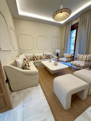 Encarnacion-Regina House | T19 Luxury Home 5br Private Terrace