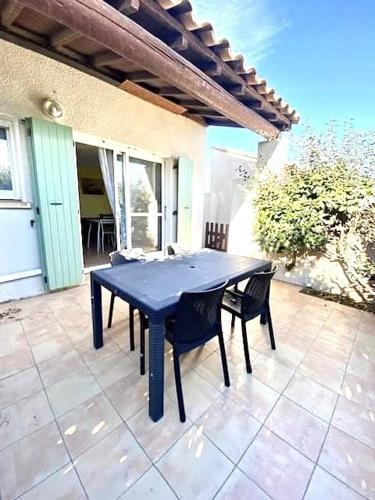 Saintes-Maries-de-la-Mer Apartment | T2 cabine avec piscine collective, parking, climatisation pour 4 personnes