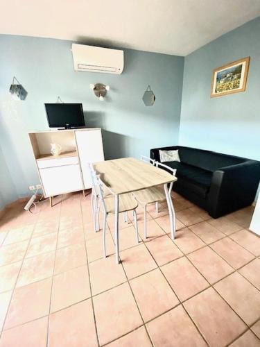 Saintes-Maries-de-la-Mer Apartment | T2 cabine avec piscine collective, parking, climatisation, pour 4 personnes
